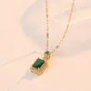 Colar de Aço Titânio para Mulheres, Novo Estilo Coreano e Japonês, Elegante e Simples, Conjunto de Brincos e Pingente de Zircônia Esmeralda Tendência Venda por Atacado