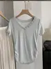 Camiseta Kekezoon com Gola V e Botões de Concha para Mulheres, Design com Borda Franzida, Cintura Marcada, Manga Curta Lisa 7635