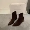 Botas de tornozelo pontudas de camurça estilo francês para mulheres, nova coleção outono/inverno 2026, botinhas afinadoras, botas de tornozelo de salto alto com uma única tira
