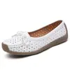 Zapatos sin cordones transpirables de primavera/verano 2026 para mujer con diseño calado y suela de goma suave, Sandalias planas para mamá con agujeros