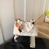 Bolsa transversal casual feminina 2026 nova, feita de tecido de nylon leve e versátil, com alça de ombro larga, super popular, pequena, para o verão