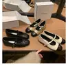 Sapatos rasos de estilo coreano da moda para mulheres, novo modelo da primavera de 2026, que aumentam a altura, sapatos Mary Jane modernos e versáteis com uma única tira
