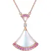Nuevo Estilo Abanico Rosa y Blanco Madreperla Forma de Falda Grande Collar para Mujeres, Oro V Oro Rosa Ágata Rojo Incrustado con Diamantes, Colgante con Bordes Tachonados