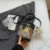 Bolso Pequeño Elegante de Alta Gama Transfronterizo para Mujer 2025 Nuevo Modelo Exquisito Bolso Cubo de Nicho Popular Bolso de Hombro Cruzado Simple