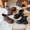 Vestido Infantil da Moda. Botas Martens 2026 Outono/Inverno Novas Versáteis Forradas com Pelúcia Botas Curtas Infantis Estilo Britânico Cano Cilindro Botas Chelsea