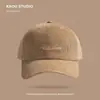 Gorra de Béisbol Versátil de Pana con Bordado de Letras Retro Coreano para Mujer Otoño e Invierno Moda Masculina Gorra con Visera