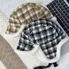 Gorra Retro de Estilo Coreano a Cuadros con Forro de Polar Lei Feng para Mujer, Gorra Cálida de Invierno con Visera Corta que Protege los Oídos, Gorra a Prueba de Viento para Ciclismo y Vuelo para Hombre