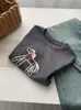 Camiseta com Bordado de Cavalo Brincalhão, Gola Redonda, Manga Curta, para Mulheres, Primavera 2026, Ombro Normal, Caimento Solto, Camisa Base Emagrecedora