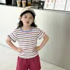 Camiseta de Algodão Puro para Meninas com Listras Coloridas Estilo Hong Kong, Design Soltinho e Fofo, Estampa de Gato, Comprimento Médio, Top Elegante de Manga Curta