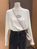 Camiseta interior blanca engrosada para mujer con hombros rectos, tejido de terciopelo alemán cepillado, cuello semi-alto, manga larga, adecuada para usar en otoño