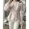 Colección Otoño 2026: Camisa de estilo coreano, ligeramente transparente, de cuello redondo, tipo jersey, con un diseño asimétrico