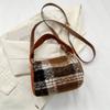 Bolso de lana a cuadros de estilo coreano para mujer, nuevo bolso de almohada portátil de moda de otoño e invierno 2023, bolso de mensajero versátil de alta calidad