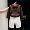 Ropa Infantil Coreana 2026 Otoño/Invierno Nuevo Estilo Color Café Cuello Polo Texturizado Suéter de Punto Pantalones Blancos de Pierna Recta para Niños Modernos