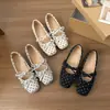 Sapatos Mary Jane Retro com Bolinhas e Fivela Única para Mulheres Outono 2026 Sola Macia Bico Raso Redutor de Idade Versátil Plano Estilo Ballet Sapatos Únicos