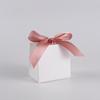 Caja pequeña de dulces de boda en blanco estilo europeo con cinta, caja de embalaje para regalo de fiesta de cumpleaños con lazo
