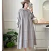 Coleção Primavera 2026 Estilo Japonês Vestido Fresco com Gola Boneca Manga Longa Casual Plissado Elegante Vestido Longo para Mulheres