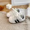 Zapatillas de entrenamiento alemanas de moda para niñas 2026 nuevos zapatos deportivos para otoño e invierno, zapatos casuales infantiles de princesa con lunares y puntera de concha