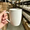 Taza de cerámica con franja vertical en relieve, blanca, simple, para uso doméstico, para beber agua, leche, café, taza con forma de tambor, transfronteriza