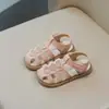 Sandalias de suela blanda para niñas Baotou 2025 verano nuevo moda coreana sandalias de princesa zapatos de bebé para niños sandalias