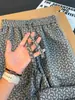 Calça jacquard estampada escura estilo retrô americano, coleção de outono masculina, apresentando um design fluido e de alta qualidade, corte reto e um caimento relaxado e solto para uso casual