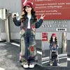 Conjunto jeans infantil feminino com estampa de letras retrô, nova coleção primavera/outono 2026, jaqueta e calça de perna larga, conjunto de duas peças para meninas mais velhas