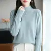 Elegante suéter base suave y liso sin costuras para principios de invierno, top de punto de color liso que adelgaza con diseño calado y cuello semi-alto para mujer
