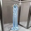 Vestido longo 2026 estilo ins europeu e americano transfronteiriço para mulheres, sem costas, fenda, sexy e elegante, cor sólida, gola halter, cetim