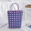 Bolsa Tejida Nueva de Fábrica Bolsa Cuadrada Pequeña Bolsa de Cesta de Plástico para Verduras Color Cesta Pequeña Coincidencia de Foto Bolsa de Playa Bolsa de Mujer