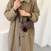 Bolso de mano retro de nicho para otoño e invierno para mujer 2026 nuevo bolso cruzado casual versátil bolso tote de gamuza bolso bowling