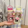 Novo copo de plástico de verão estiloso para meninas, copo esportivo portátil com canudo, copo de mão duplo para estudantes com desenho animado atacado