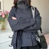 Colección de otoño transfronteriza europea y americana: abrigo corto unisex, elegante y con estilo, estilo commuter, con cuello alto y diseño de doble botonadura