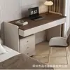 Escritorio moderno minimalista de bloques de color, con una gran superficie blanca y marrón con un diseño de doble cajón, combinado con un gabinete lateral, ideal como escritorio de computadora para dormitorio