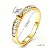 Anillo de Acero Inoxidable Ligero de Lujo Popular Europeo y Americano con Circonita para Mujer Anillo de Dedo con Incrustaciones de Diamante de Pareja de Gama Alta Joyería de Mano Fuente Venta al Por Mayor