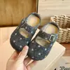 Zapatos Planos de Lunares Franceses para Niñas Niñas 2026 Otoño/Invierno Nuevo Estilo Correa de Hebilla de Cuero Zapatos Birkenstock Engrosados Zapatos Calientes Versátiles