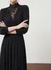 Vestido largo vintage elegante de encaje patchwork color marrón oscuro que ciñe la cintura, ropa y faldas negras para transmisión en vivo y distribución