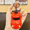 Llavero con colgante de mochila con diseño de coche de carreras de dibujos animados creativo especial para estudiantes y niños