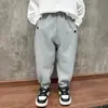 Calças para meninos para o outono de 2026, novo estilo streetwear para bebês, calças esportivas de primavera e outono para crianças de três anos, calças jogger