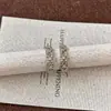 Estilo Niche Exquisito con un Toque de Alta Gama, Pendientes Minimalistas y Elegantes para Mujer, con un Diseño Hueco de Flor de Lirio