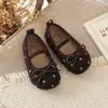 Zapatos retro de ante de lana con suela antideslizante para niña, nueva colección primavera/otoño 2026, zapatos casuales estilo coreano con lunares y suela blanda tipo Birkenstock