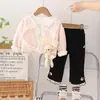 Conjunto de 3 peças para Meninas 2024: Casaco Estilo Tweed Aberto na Frente com Blusa Estampada de Letras e Calça Reta - Venda por Atacado do Fabricante