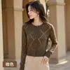 Cardigan Customizado Tricô Vazado Cor Marrom Maillard para Mulheres, Novo Casaco Suéter Curto de Lã Misturada Outono/Inverno 2025