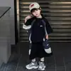 Conjunto de Verão Bordado de Secagem Rápida com Manga Curta para Meninos 2026 Novo Conjunto de Duas Peças Moderno e Descolado para Meninos