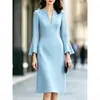 Vestido feminino de gola V com manga flare, estilo europeu e americano, para 2026, acinturado, modelador, de comprimento médio, justo ao corpo, elegante e adequado para o trabalho
