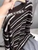 Camiseta Feminina com Listras Coloridas Contrastantes, Gola Redonda e Mangas Longas - Nova Coleção Outono 2025, Moda Elegante, Top Chic que Rejuvenesce
