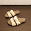 Chinelos de pelúcia femininos para uso externo, novo modelo outono e inverno 2026, com sola grossa e fivela de metal, chinelos de casa de pelúcia de alta qualidade com sola plana