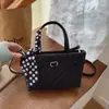 Bolsa Quadrada Pequena de Seda com Textura de Alto Padrão, Moda de Nicho, para Mulheres, Novo Estilo Outono/Inverno 2025, Bolsa Transversal Simples Retro