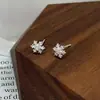 Brincos da Série Floco de Neve de Inverno para Mulheres, Simples, Modernos, Versáteis, Novos Studs para Hélice Auricular 2026 para Cuidado de Piercing na Orelha