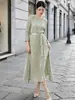 Vestido estilo Miyake con textura de alta gama, popular en los mercados europeo y estadounidense, diseño de talla grande, asimétrico, de corte holgado y con detalle de lazo