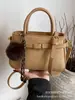 Bolso de Mano para Mujer 2026 Nuevo Modelo Nicho Súper Popular para Oficina Viaje al Trabajo Bolso de Hombro Cruzado Moderno Versátil Pequeño Cuadrado