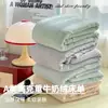 Nuevo juego de sábanas de franela de leche a cuadros de grado A para bebé y maternidad 2026, con un diseño sencillo de color liso, funda de almohada antiestática y funda de edredón (conjunto de tres piezas)